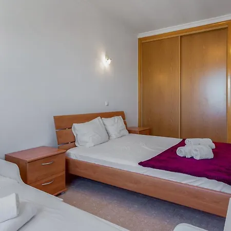Apartment Bright 2bdr W/ Balcony By Lovelystay *