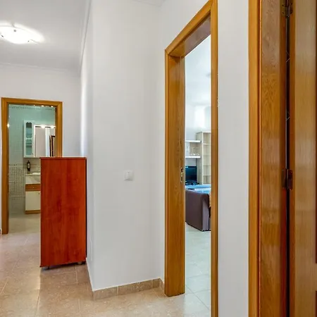 Bright 2bdr W/ Balcony By Lovelystay Apartment